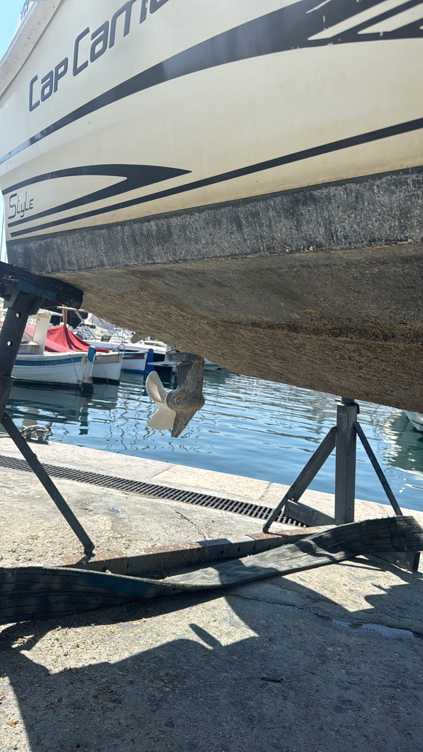 Coque de bateau encrassée avant nettoyage