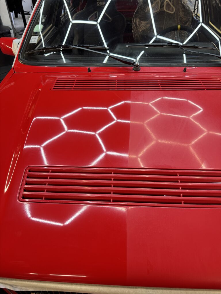 Reflets sur une carrosserie protégée par traitement céramique chez Lavage Monza Auto