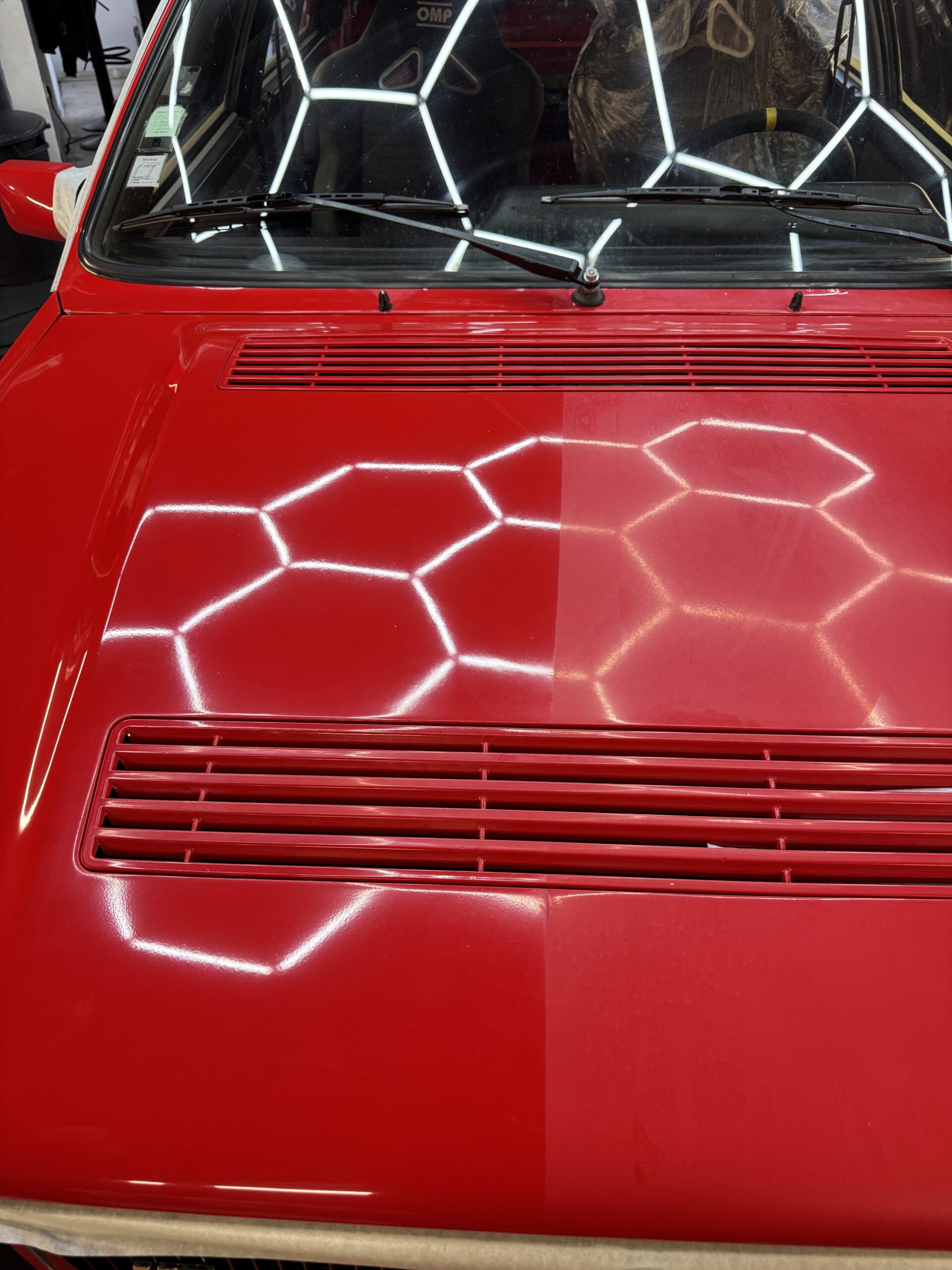 Carrosserie lustrée à gauche, non traitée à droite