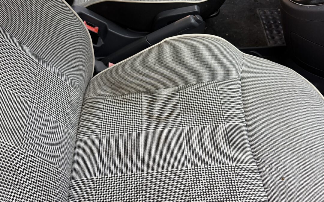 Odeur de tabac ou d&rsquo;humidité dans la voiture : comment s&rsquo;en débarrasser pour de bon
