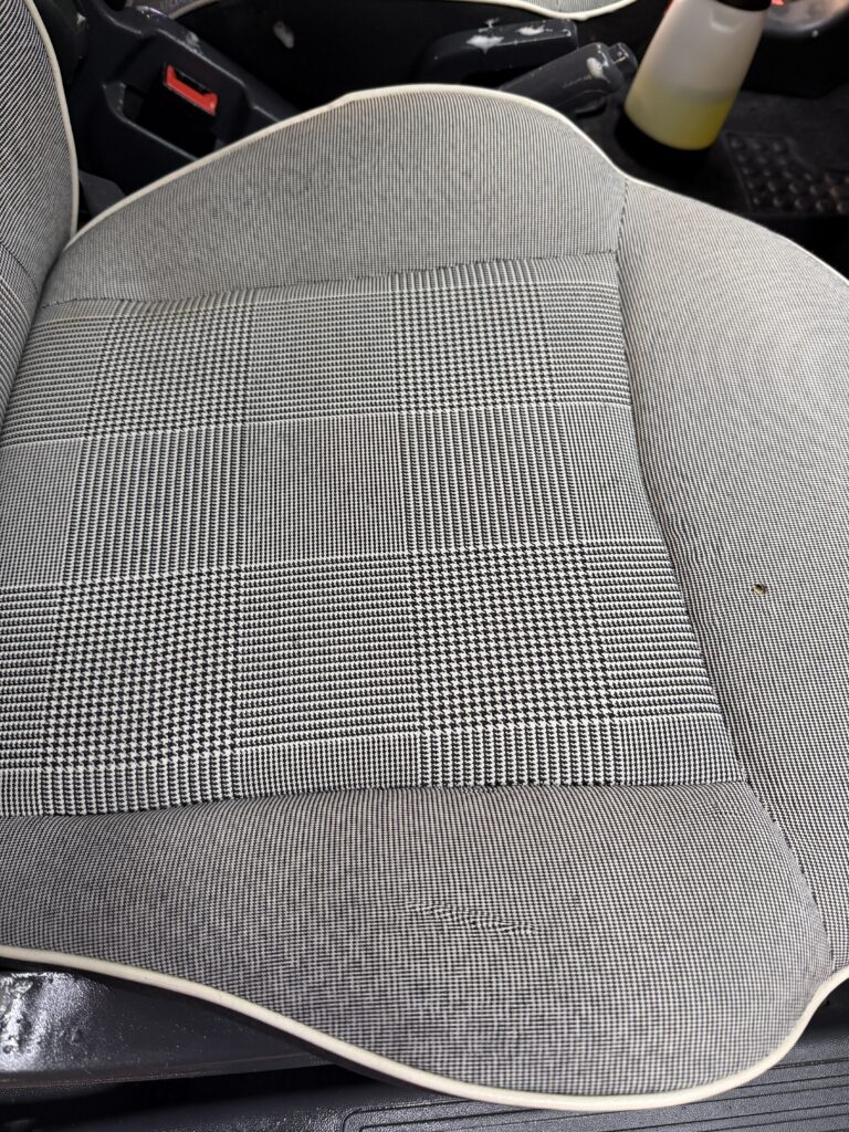 Siège de voiture propre après pressing chez Lavage Monza Auto à Marseille