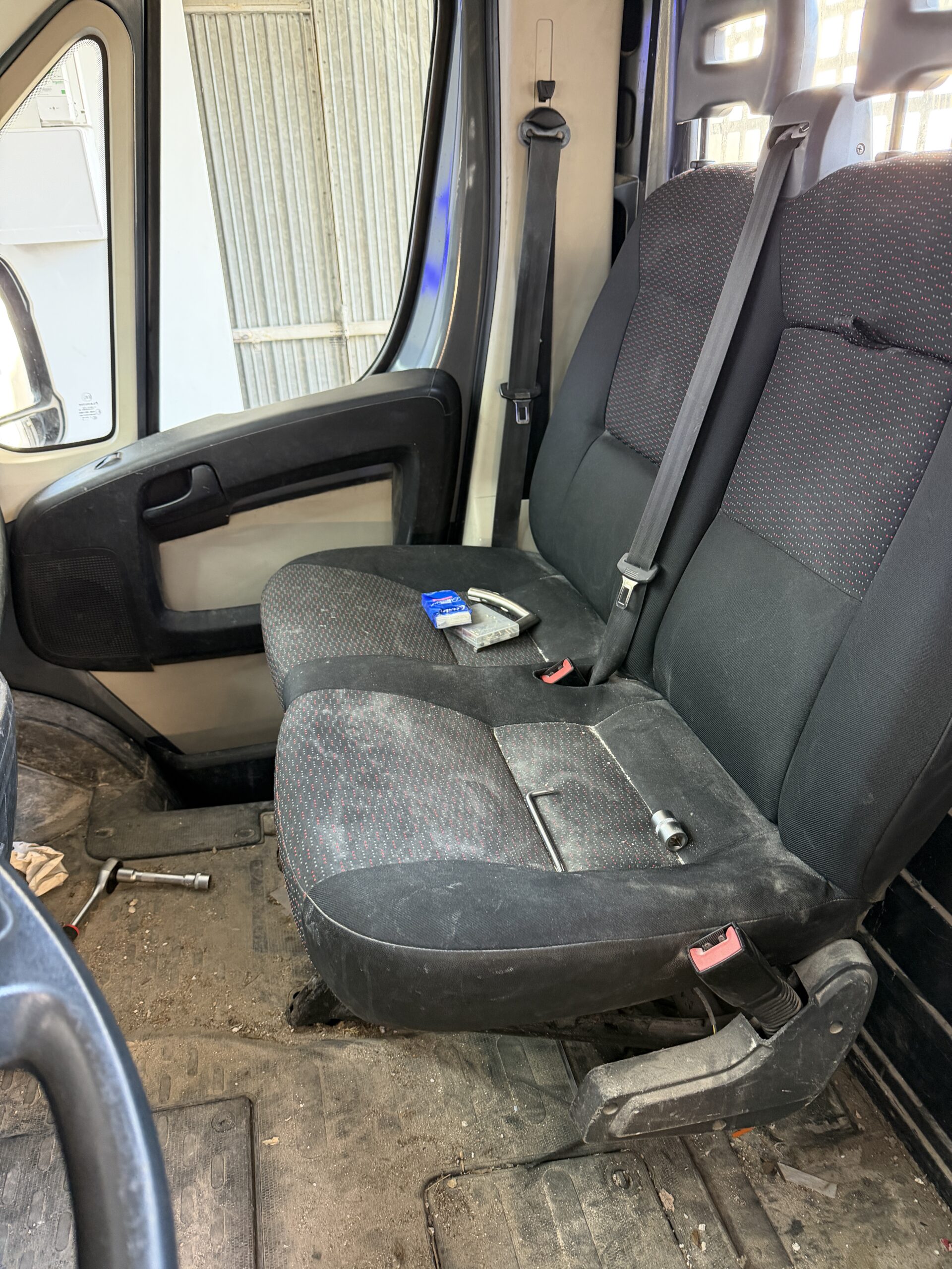 Cabine utilitaire sale avant nettoyage